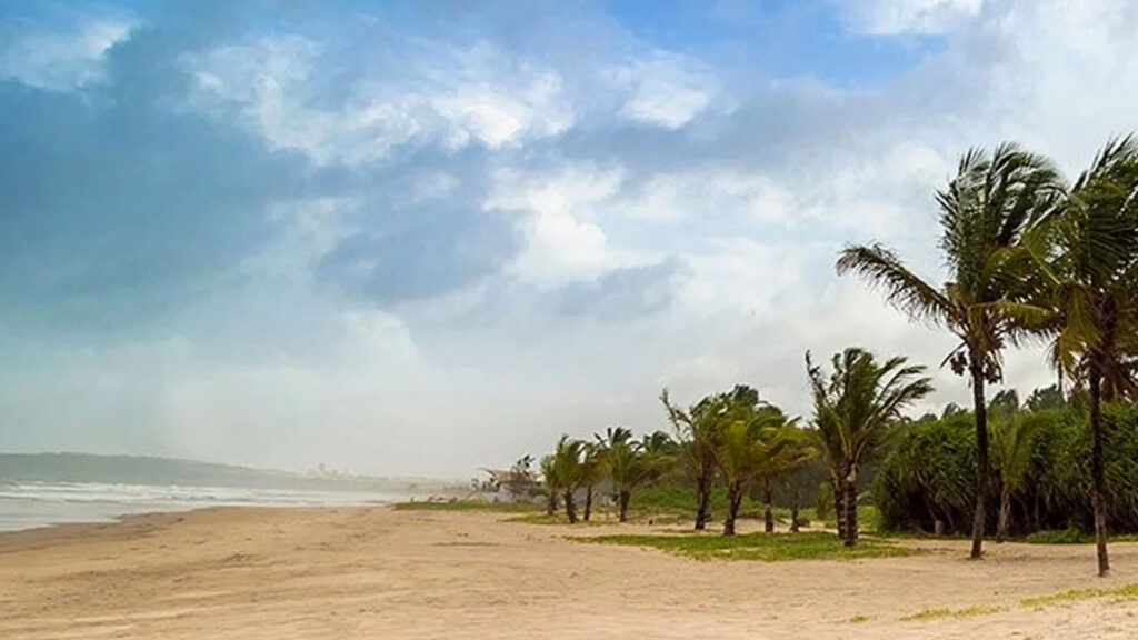 Arossim Beach, Goa, India (Things to do, Location, Activities, Night Life, Facts)