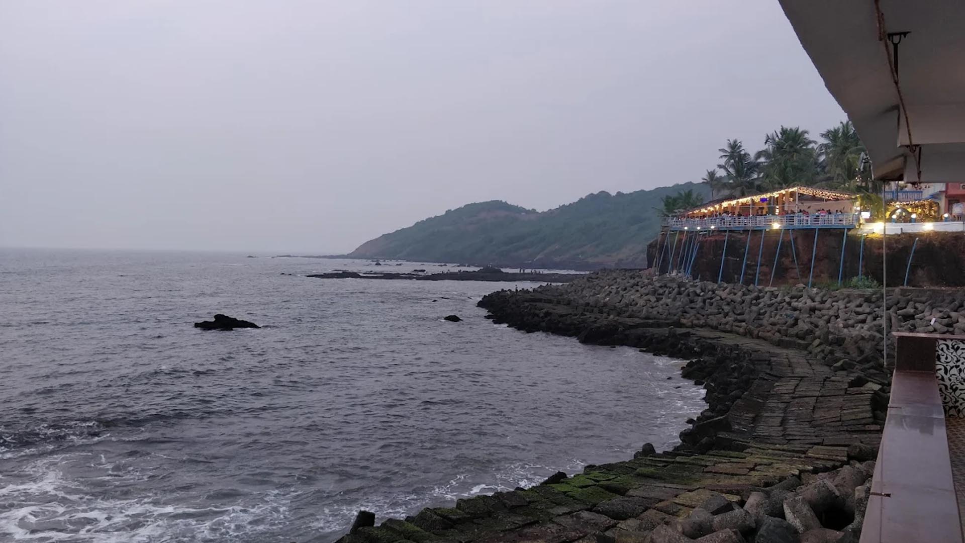 Anjuna Flea Market, Goa (Things to do, Location, Activities, Night Life & Facts)
