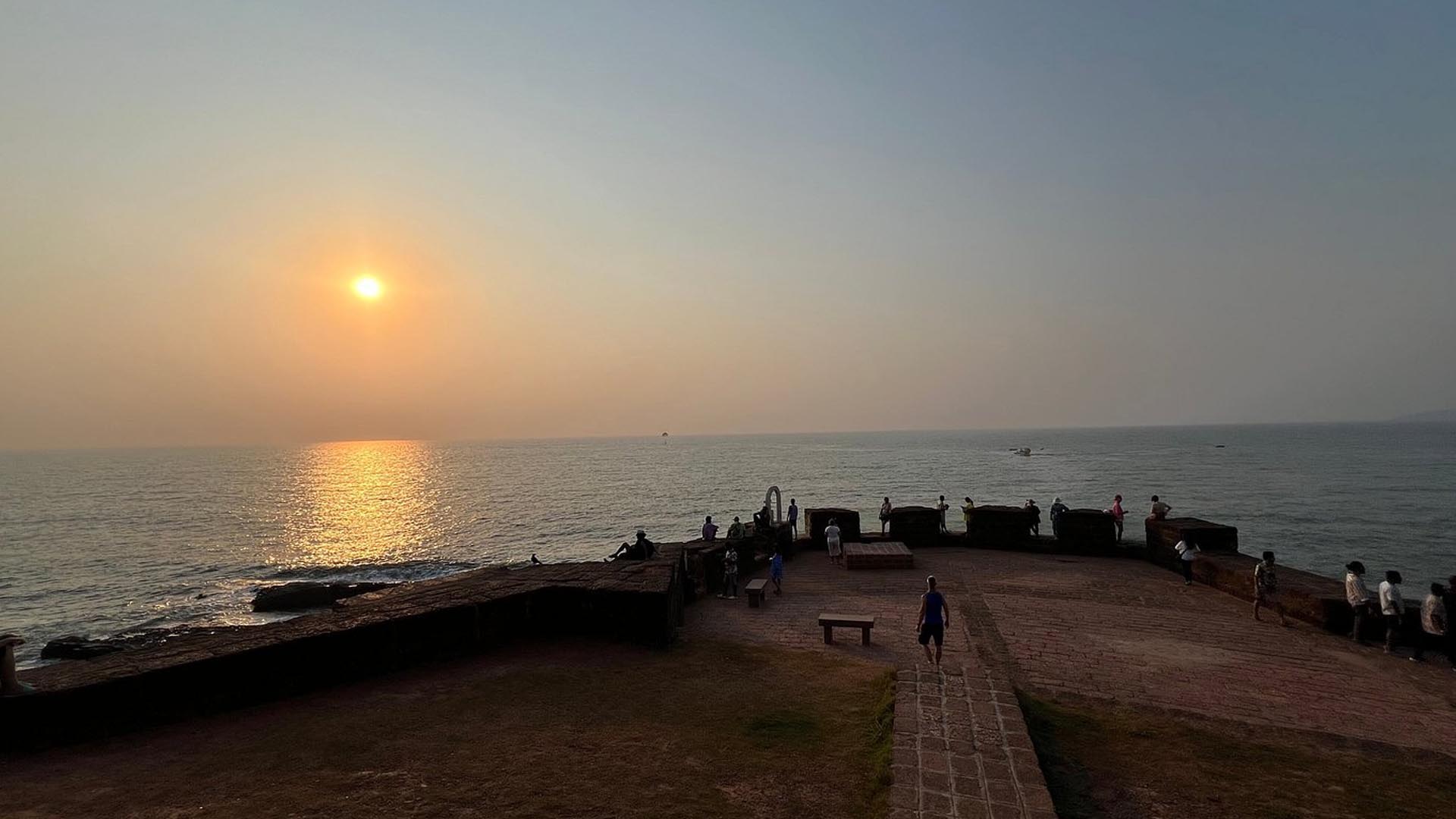 Candolim Beach, Goa (Things to do, Location, Activities, Night Life & Facts)