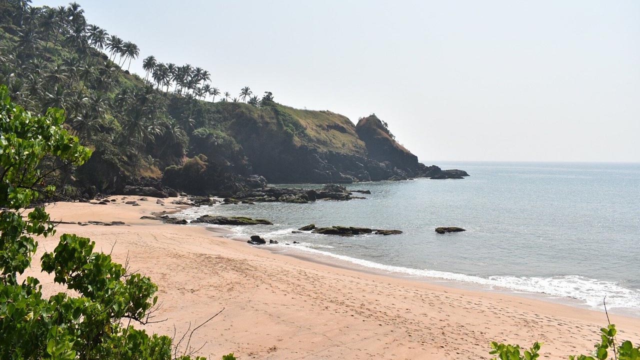 Kakolem Beach Goa (Things to do, Location, Activities, Night Life & Facts)